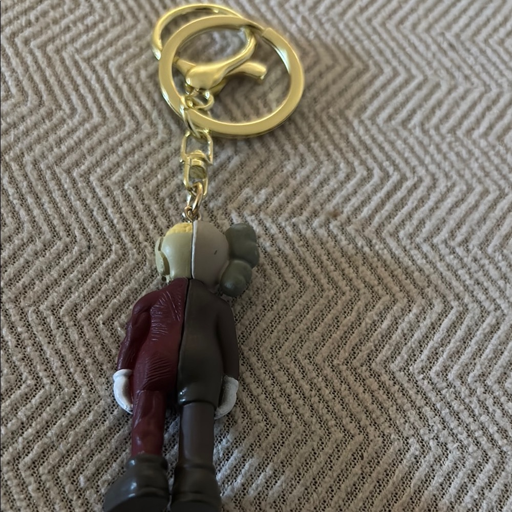 Unique Split Character Keychain - Picture 3 of 4